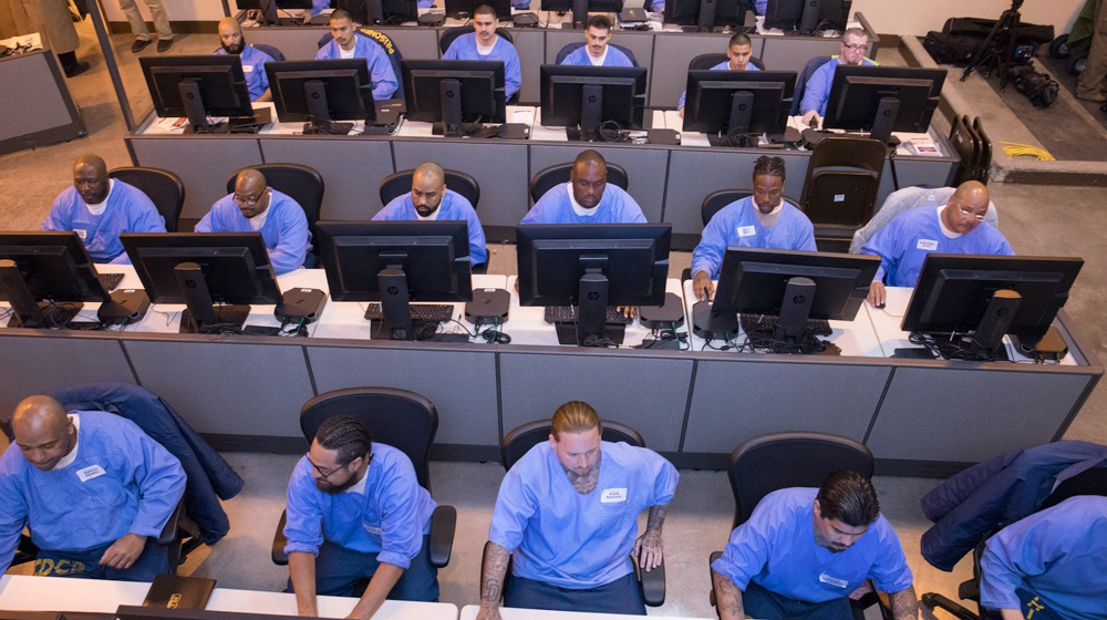 The Last Mile students learning in a computer lab inside a correctional<br />
facility.
